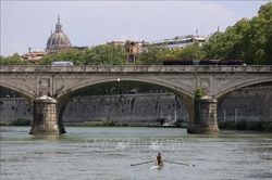 Hạn hán làm lộ cây cầu cổ ở Italy