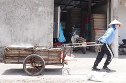 Vẫn thiếu chính sách chăm sóc sức khỏe cho người lao động ngoài trời