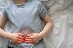 Bé gái 9 tuổi đau bụng, buồn nôn, bác sĩ gắp ra thứ đáng sợ trong bụng