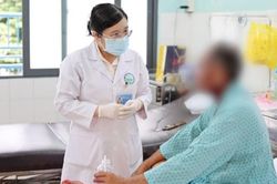Người đàn ông 51 tuổi nguy kịch sau khi dùng loại thuốc nhỏ mắt 'quen thuộc'