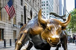 S&P 500 vượt mốc 7.800 điểm, cổ phiếu công nghệ dẫn sóng