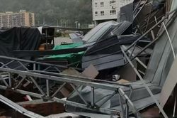 Nhà máy gỗ tan hoang sau bão, người đàn ông 49 tuổi đau đớn nhìn 15 năm thành quả