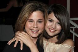 Selena Gomez và mẹ bị kiện