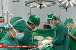 Cứu em bé mắc hở thành bụng bẩm sinh