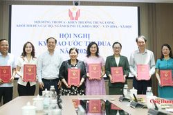 Khối thi đua các Bộ, ngành kinh tế, khoa học - văn hóa - xã hội gắn phong trào thi đua với nhiệm vụ chính trị