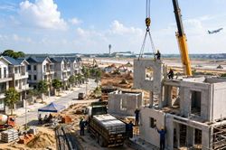 Kịp thời hỗ trợ hộ dân xây nhà tại nơi tái định cư