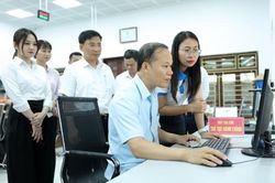 Phó Chủ tịch Thường trực UBND tỉnh Mai Sơn kiểm tra mô hình “Trợ lý Nhân dân” tại phường Song Liễu