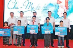 Xã An Lạc phát động chương trình "cha, mẹ đỡ đầu"