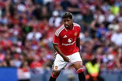 Andrey Santos tỏa s&aacute;ng ở vị tr&iacute; tiền vệ mỏ neo giải b&agrave;i to&aacute;n tuyến giữa Manchester United