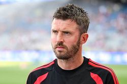 HLV Michael Carrick hối th&uacute;c ban l&atilde;nh đạo MU tiếp tục mua sắm trước khi kỳ chuyển nhượng kh&eacute;p lại