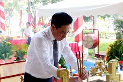 Phó Bí thư Thường trực Thành ủy Nguyễn Khắc Toàn dự lễ tế vong linh các anh hùng nghĩa sĩ tại Nghĩa trủng Phước Ninh