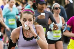 Nắng nóng làm thay đổi kế hoạch giải chạy marathon
