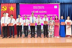 Trường Chính trị: Bế giảng lớp Trung cấp lý luận chính trị khóa 190...
