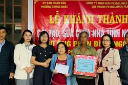 Bàn giao nhà tình nghĩa cho hộ dân ở phường Thống Nhất