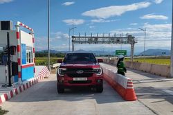 Cao tốc Quảng Ng&atilde;i - Nha Trang ng&agrave;y đầu thu ph&iacute;: Nhiều t&agrave;i xế đến trạm mới biết