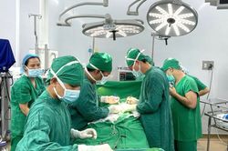 Cứu sống trẻ sơ sinh 1 ngày tuổi mắc dị tật hở thành bụng bẩm sinh