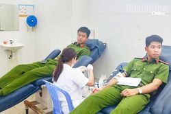 5 cán bộ, chiến sĩ Phòng Cảnh sát cơ động hiến máu khẩn cấp cứu người bị nạn