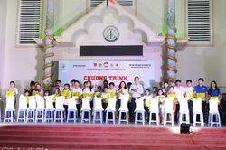 Phường Tây Nha Trang trao 228 suất quà tại Giáo xứ Ngọc Thủy