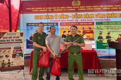 Công an xã Hữu Lũng: Lan tỏa ý thức tự giác giao nộp vũ khí