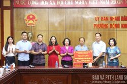 UBND phường Đông Kinh trao kinh phí hỗ trợ hộ nghèo