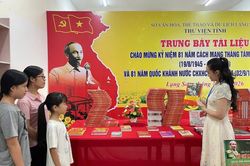 Trưng bày tài liệu chào mừng kỷ niệm 81 năm Cách mạng Tháng Tám và Quốc khánh 2/9