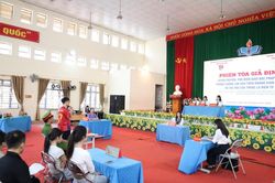 Phi&ecirc;n t&ograve;a giả định tuy&ecirc;n truyền ph&aacute;p luật cho học sinh