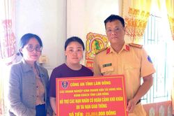 Thăm hỏi 4 trẻ mồ côi cha mẹ sau tai nạn giao thông