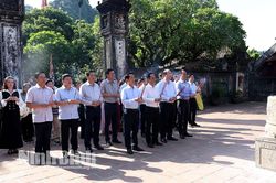 Đoàn đại biểu lãnh đạo tỉnh Cà Mau dâng hương tại Khu di tích Quốc gia đặc biệt Cố đô Hoa Lư