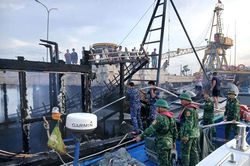 Bộ đội Biên phòng tỉnh khẩn trương dập tắt đám cháy, cứu hộ 3 tàu cá trong đêm