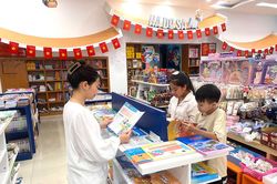 Sôi động thị trường sách và dụng cụ học tập phục vụ năm học mới 2026-2027