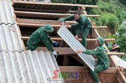 Đồn Bi&ecirc;n ph&ograve;ng Mường Lạn gi&uacute;p d&acirc;n khắc phục hậu quả thi&ecirc;n tai