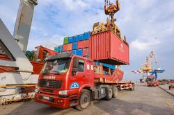 Siết tải trọng từ cảng, bến để bảo vệ đường bộ