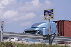 Một nửa số chóp cảnh báo từ xa trên cao tốc qua Nghệ An 'không cánh mà bay'