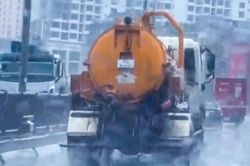 Hà Nội: Tường trình của tài xế xe bồn để nước thải đổ ra đường Vành đai 3 trên cao