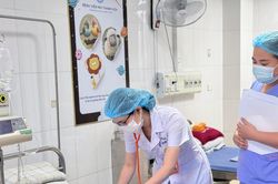 Bé sinh non mắc viêm ruột hoại tử sau khi uống nhầm sữa tươi