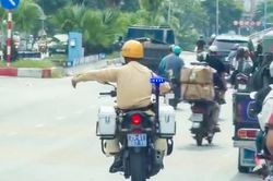 Chạy đua với thời gian, CSGT H&agrave; Nội 'mở đường' đưa bệnh nhi xuất huyết cấp đi cấp cứu