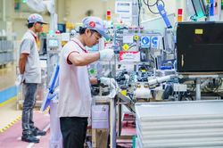 Campuchia dần chuyển dịch từ xuất khẩu may mặc sang hàng điện tử