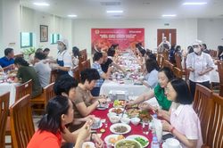 Thời báo Ngân hàng tổ chức Bữa cơm Công đoàn