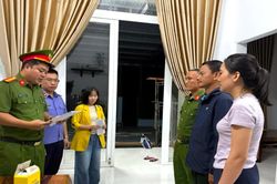 Bắt cán bộ kiểm lâm bảo kê cho 'vàng tặc' khai thác trái phép