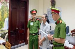 Khởi tố chủ cửa hàng ở Cần Thơ bán giày, dép giả