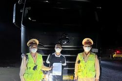 Kiểm tra đột xuất, phát hiện tài xế xe đầu kéo dương tính với ma tuý