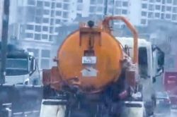 CSGT v&agrave;o cuộc vụ nước thải từ xe bồn chảy xuống V&agrave;nh đai 3 tr&ecirc;n cao