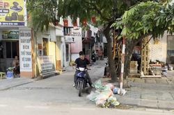 Chưa đến giờ thu gom, r&aacute;c đ&atilde; tr&agrave;n lan tr&ecirc;n phố