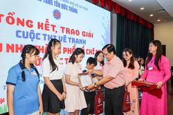 Thiếu nhi vẽ về Bác Tôn, nuôi dưỡng niềm tự hào dân tộc