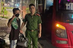 Đi bộ từ Hà Nội về quê trong tình trạng kiệt sức, người đàn ông may mắn gặp Công an
