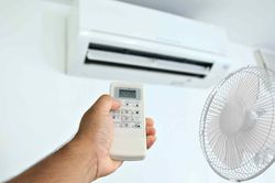 Ngủ bật quạt hay điều hòa tốt hơn? 5 nguyên tắc giúp ngủ mát mà không hại sức khỏe