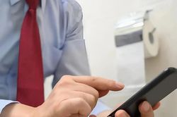 Nhiều người đang giữ thói quen xấu này khi đi vệ sinh, chuyên gia khuyên nên thay đổi sớm