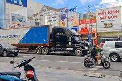 Người đ&agrave;n &ocirc;ng đi bộ chui v&agrave;o gầm xe container l&uacute;c dừng đ&egrave;n đỏ, bị c&aacute;n tử vong sau đ&oacute;