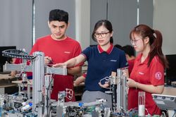 Cuộc đua điểm chuẩn 2026: Nhiều nhóm ngành áp sát 30 điểm