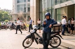 Nỗi khổ shipper đợi giữa nắng vì khách bảo chờ 5 phút rồi 'quên mất vì mải ăn'